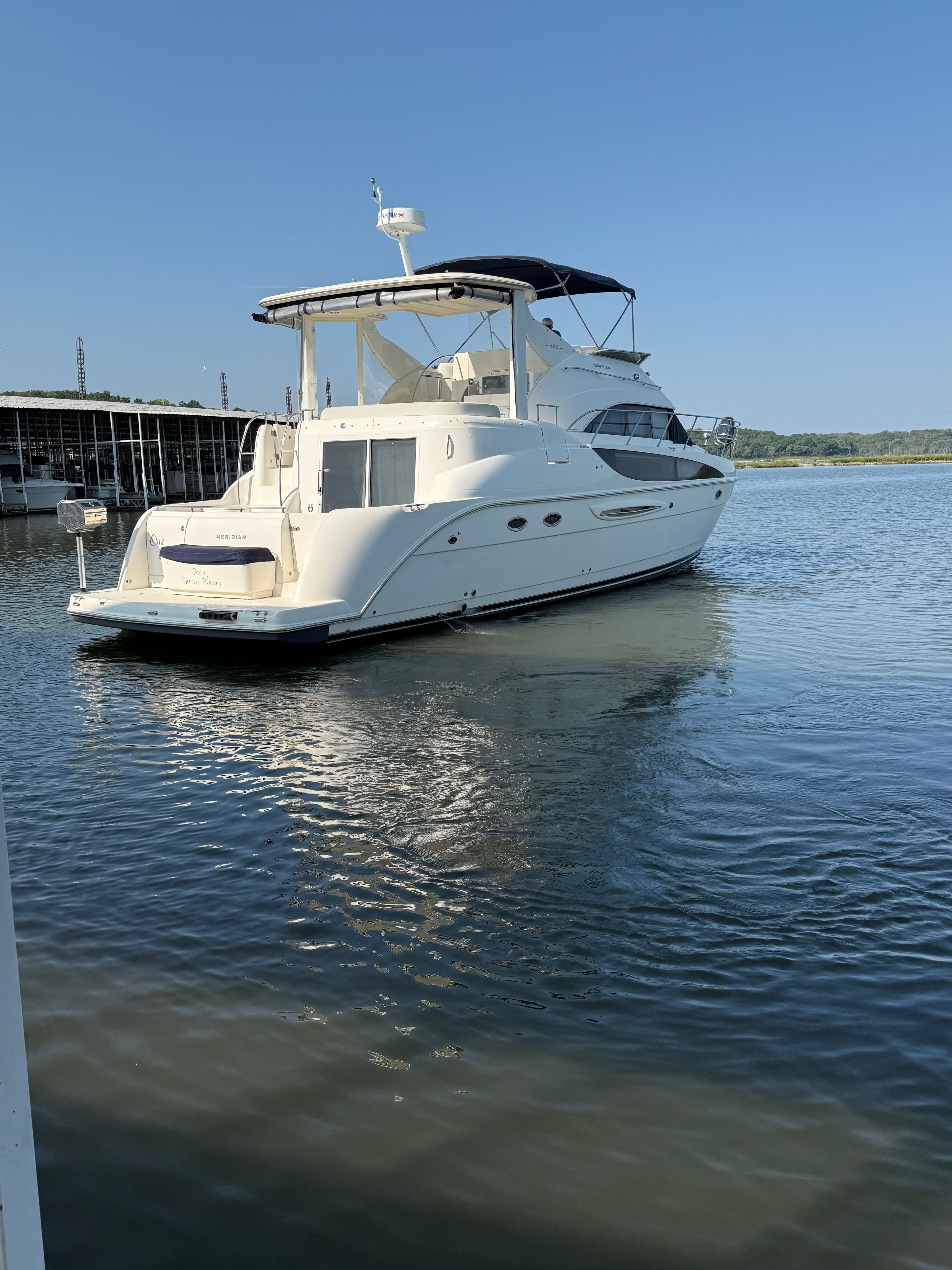 2007 Meridian 459 Motoryacht on calm water.