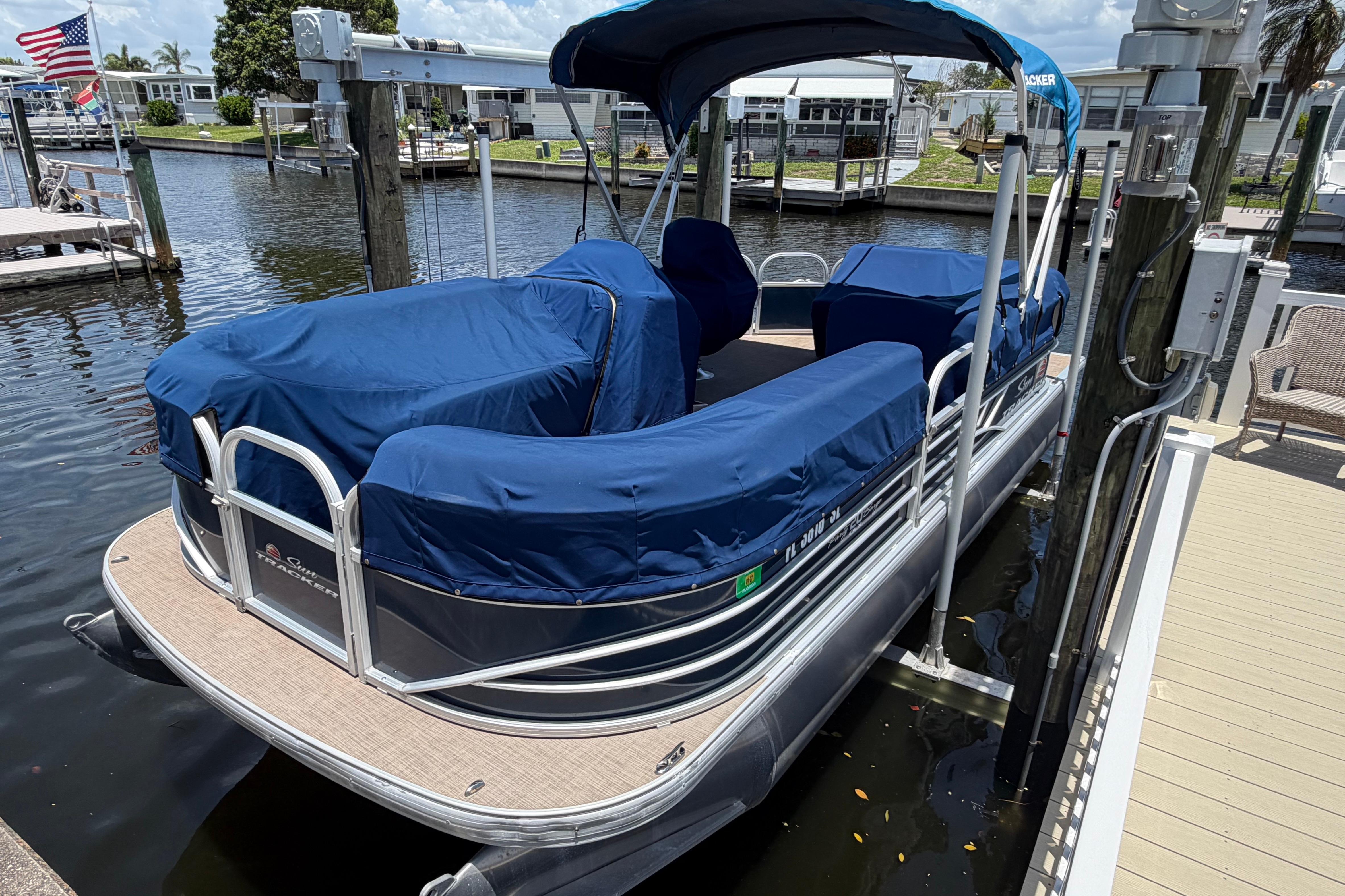 2019 Sun Tracker Party Barge 20 DLX