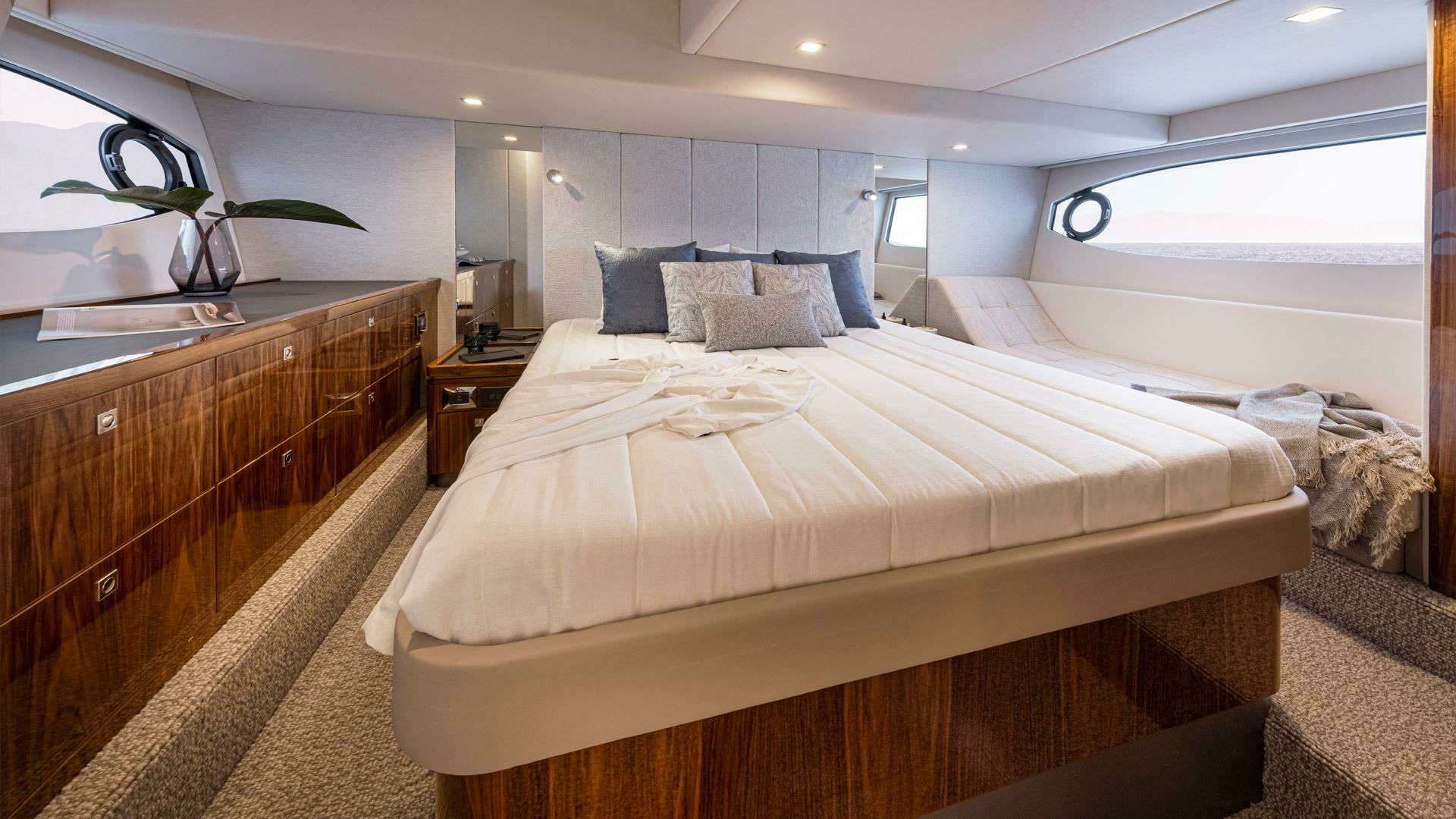 2026 Riviera 4600 Sport Yacht Platinum Edition - Image 16