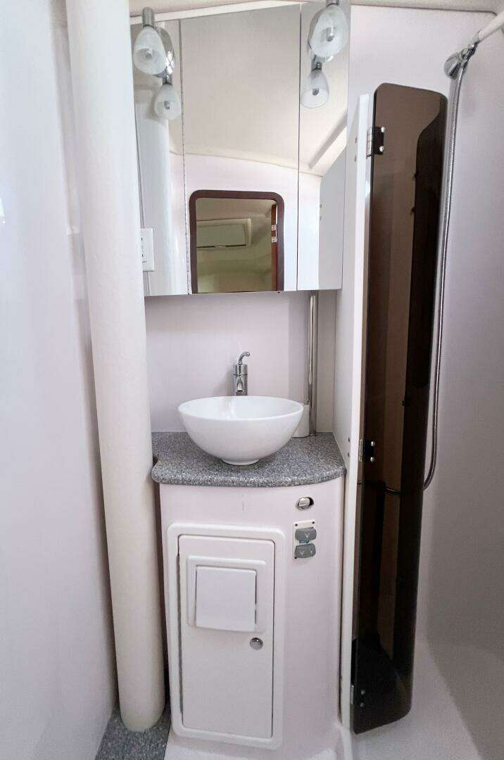 2019 Catalina 425 - Image 18