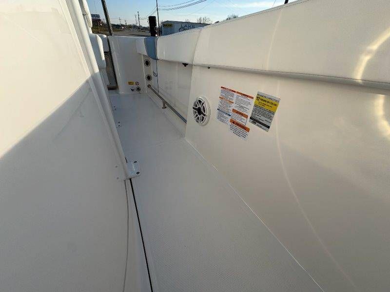 2026 Robalo R230 Center Console - 6