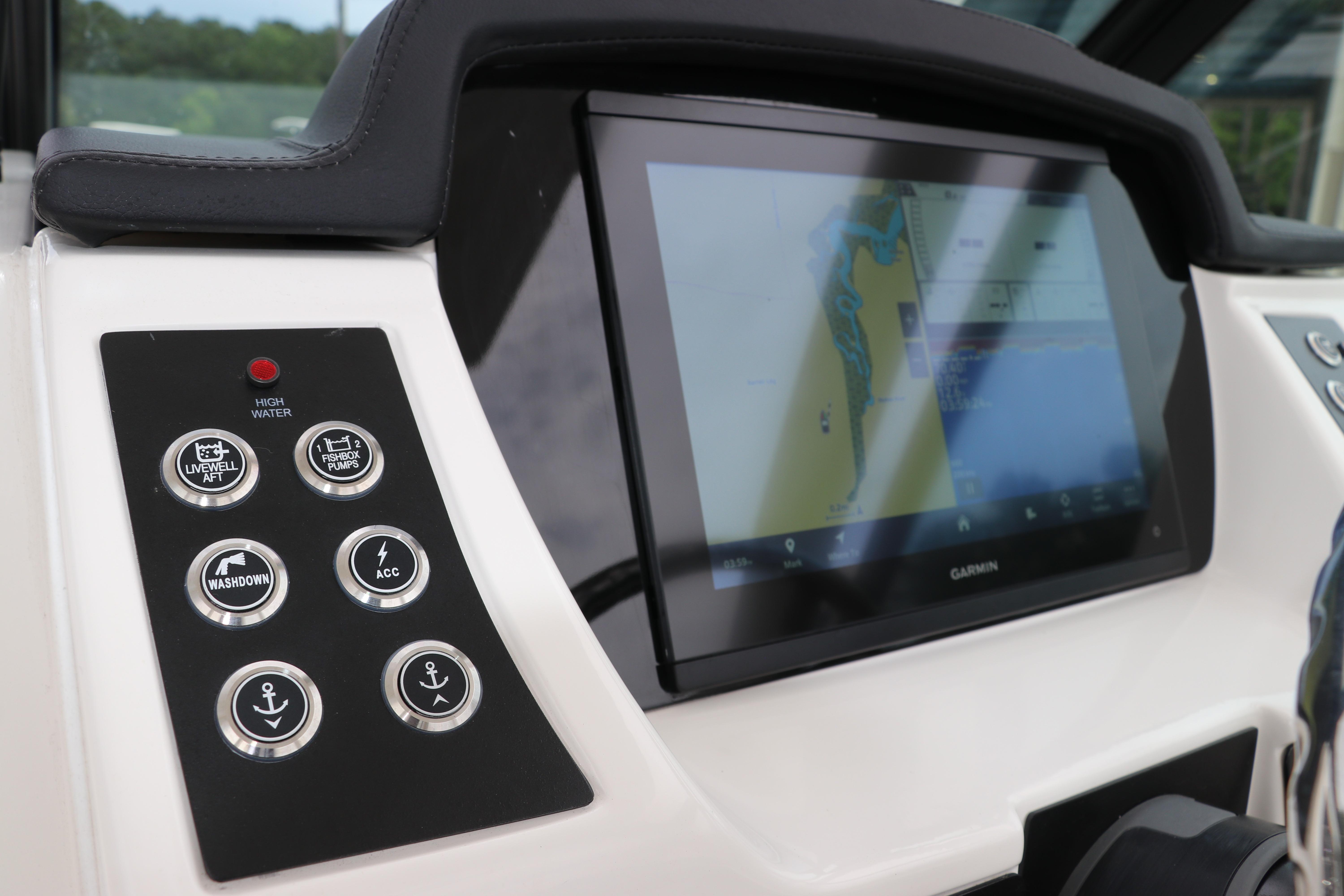 2026 Robalo R257 Dual Console dashboard with Garmin display and control buttons.
