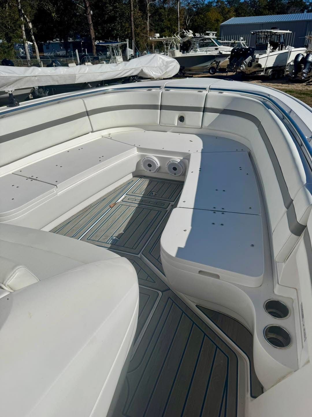 Intrepid 327 Nomad 2021, luxurious outdoor boat seating area.