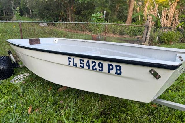 1999 Beacon Boats Pram with registration FL 5429 PB on grassy yard.