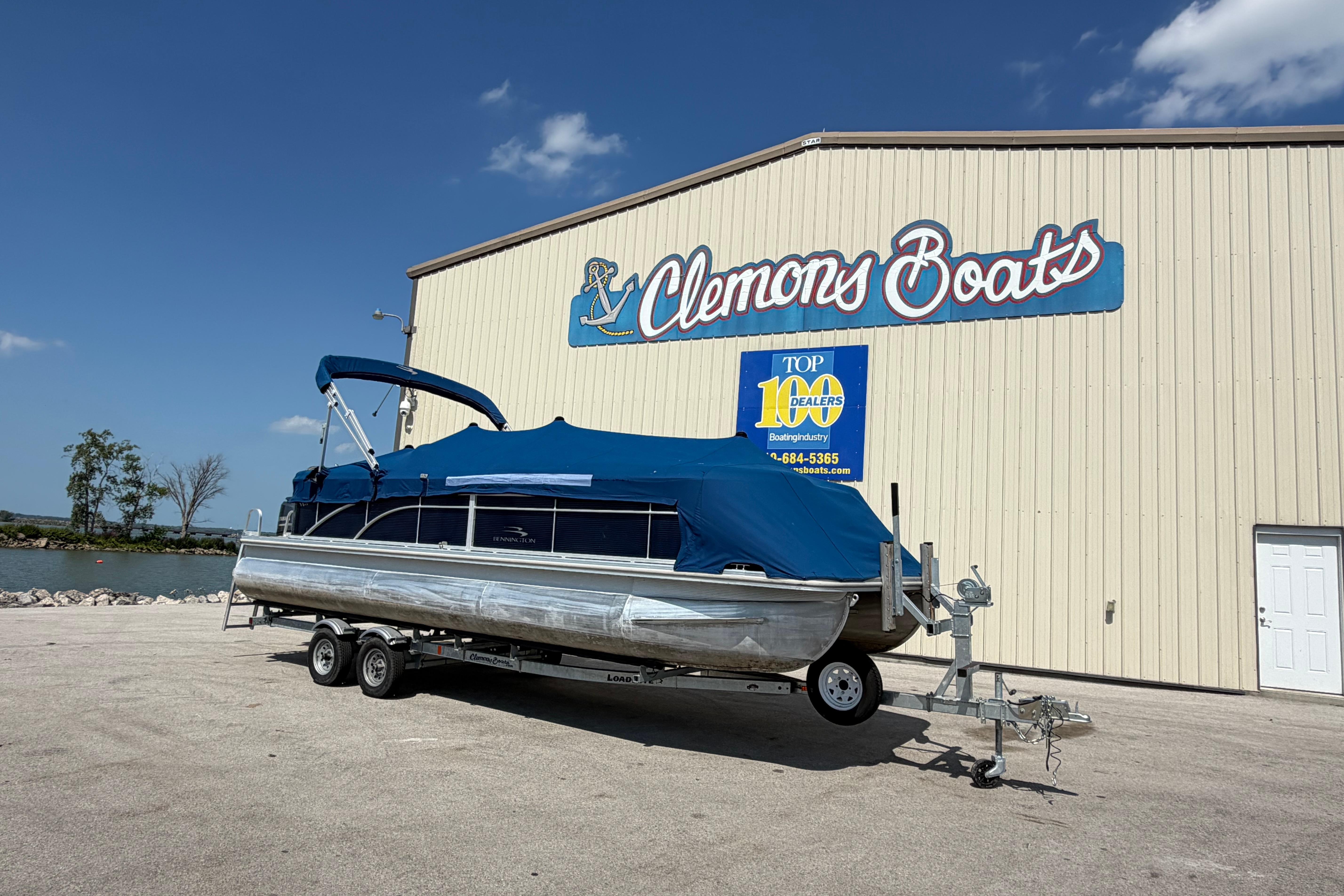 2017 Bennington 25 SSXAPG pontoon boat on trailer at Clemons Boats dealership.