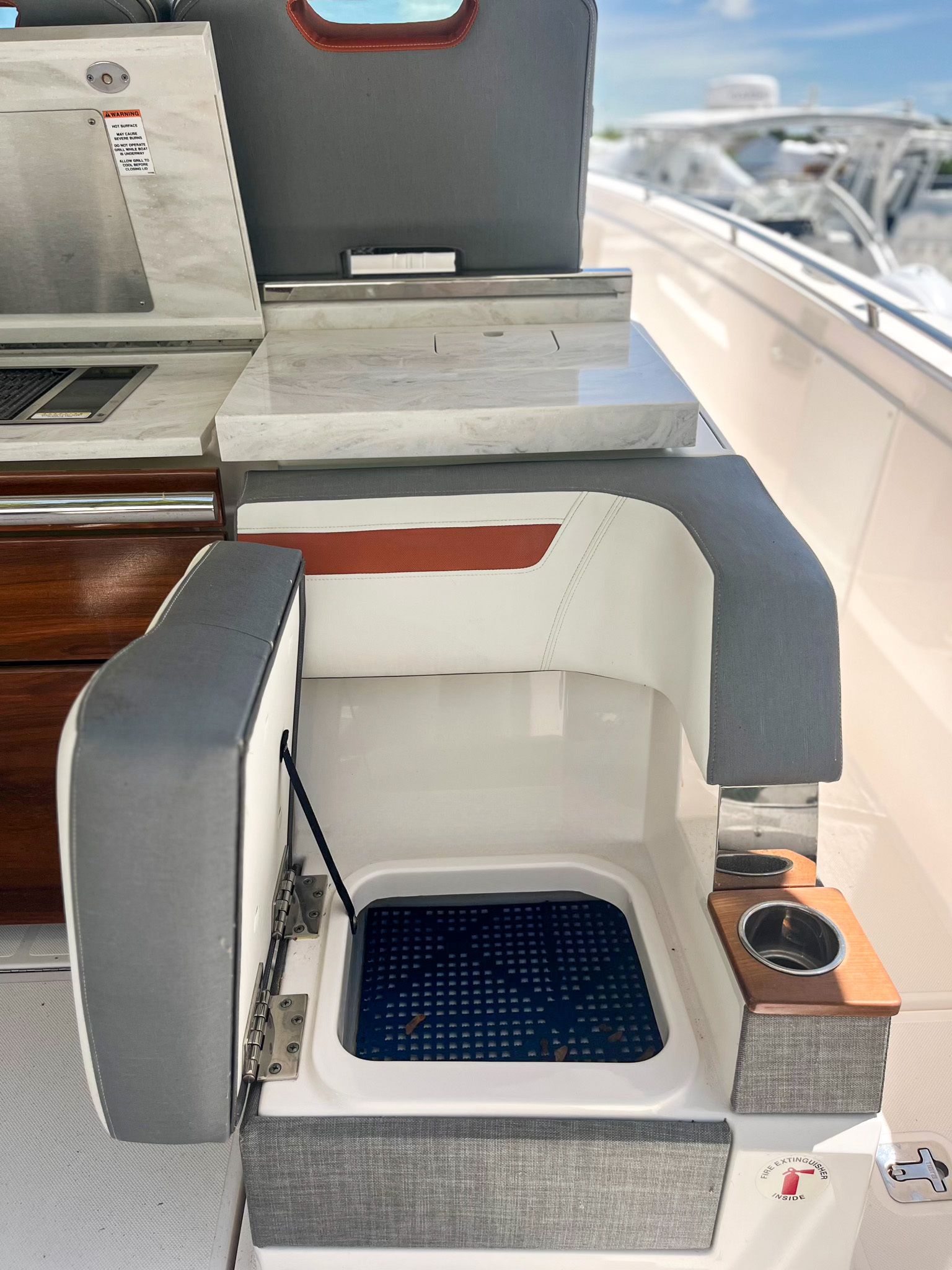 2019 TIARA YACHTS 38 LS - Image 8