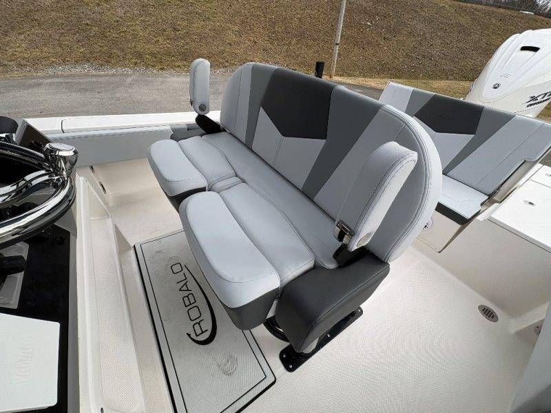 2026 Robalo 266 Cayman - 59
