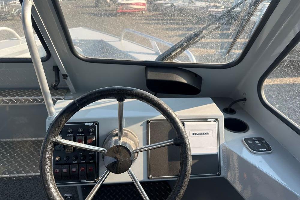 Steering console of 2025 Hewescraft 210 Sea Runner ET with Honda controls.