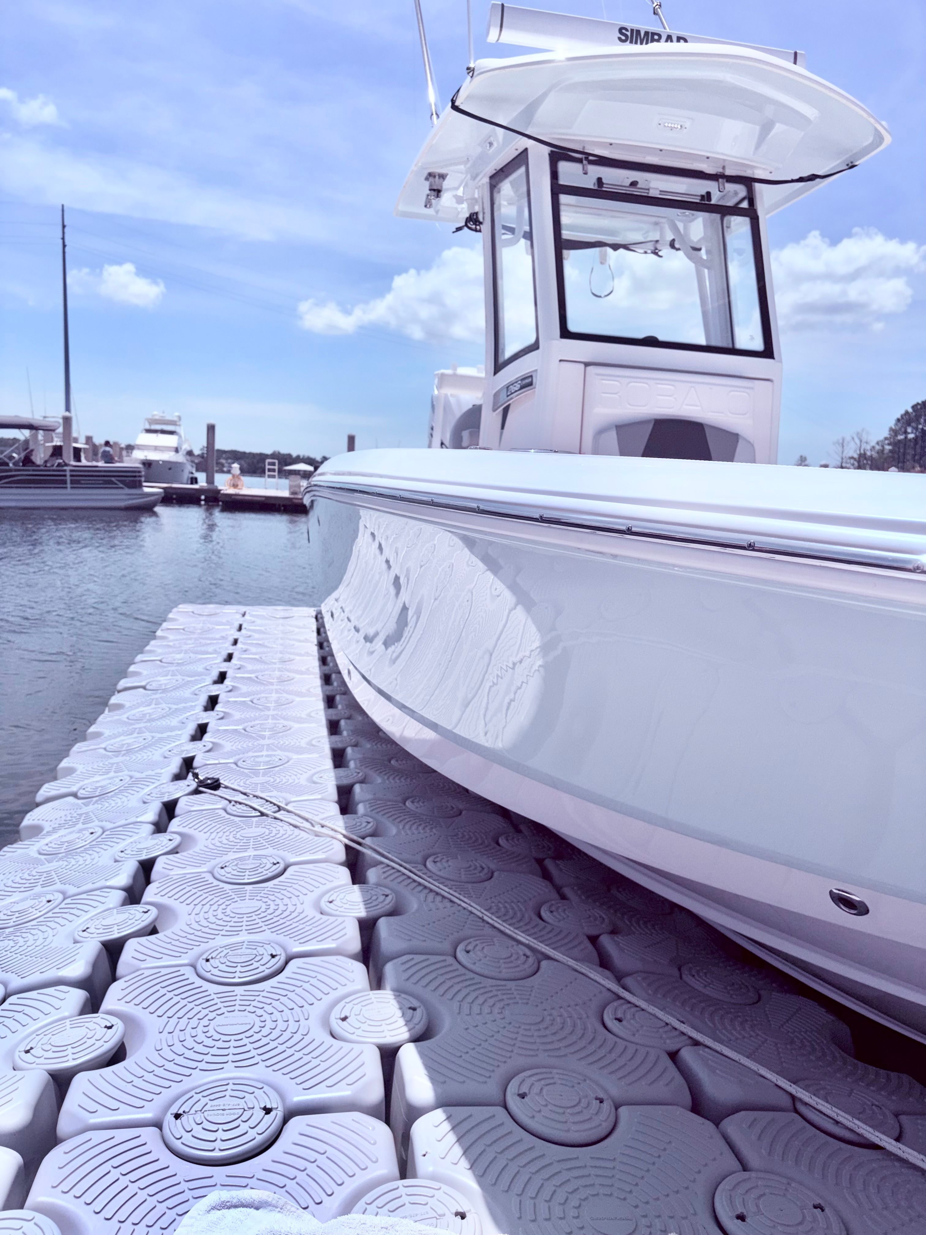Robalo 266 Cayman 2025 on floating dock in marina.