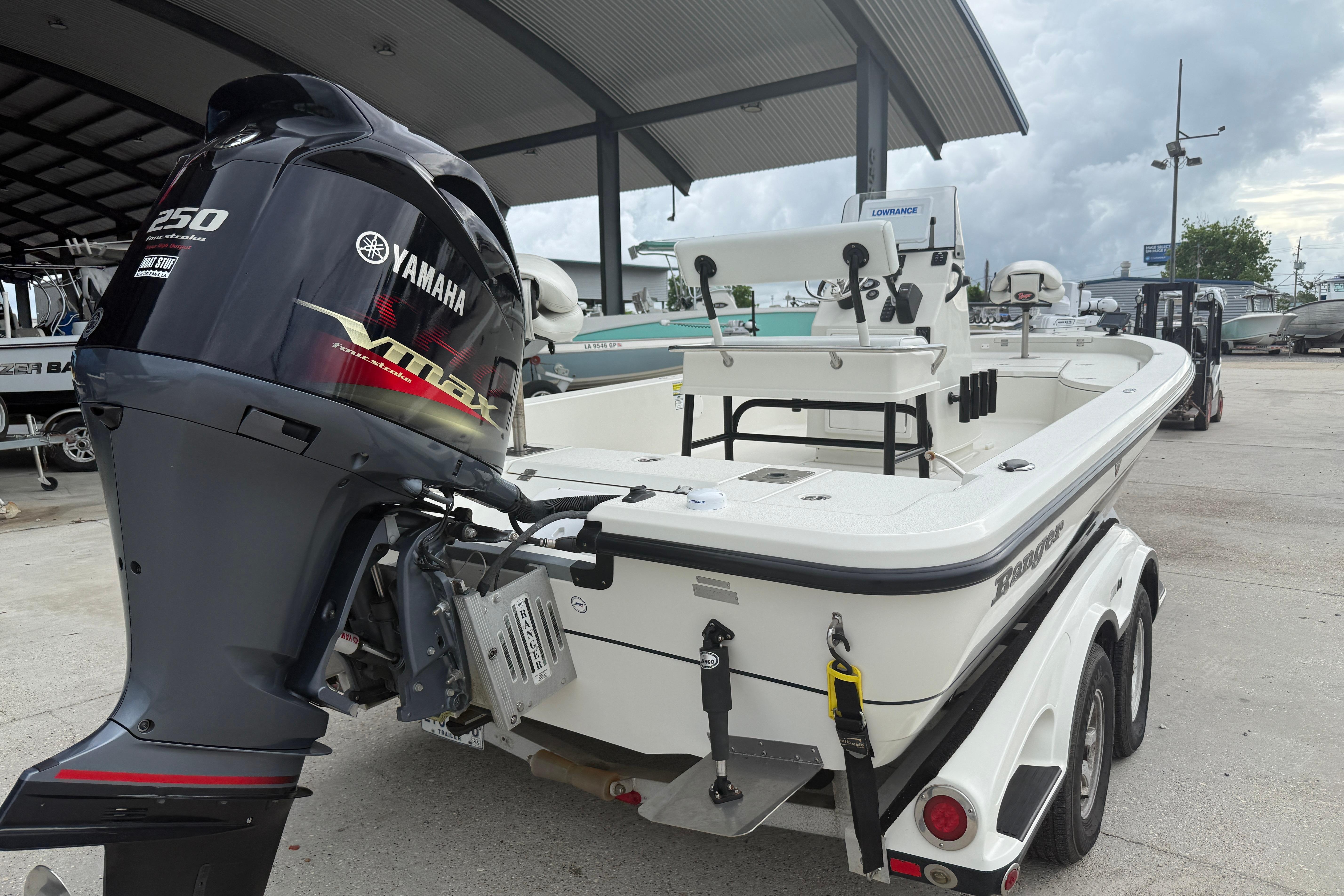 2007 Ranger 2200 Bay Ranger boat with Yamaha VMAX 250 engine at a marina.