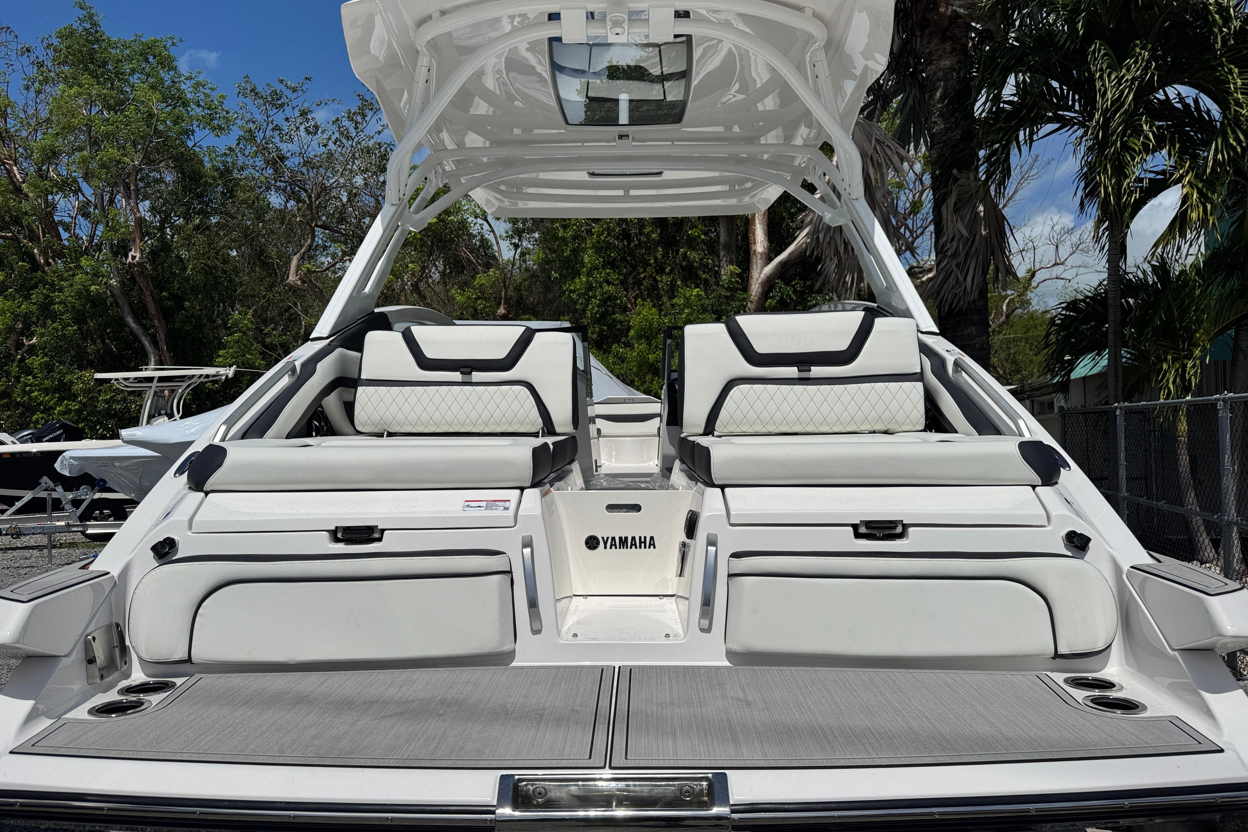 2026 Yamaha Boats 275SD with sleek seating and modern design in a tropical setting.