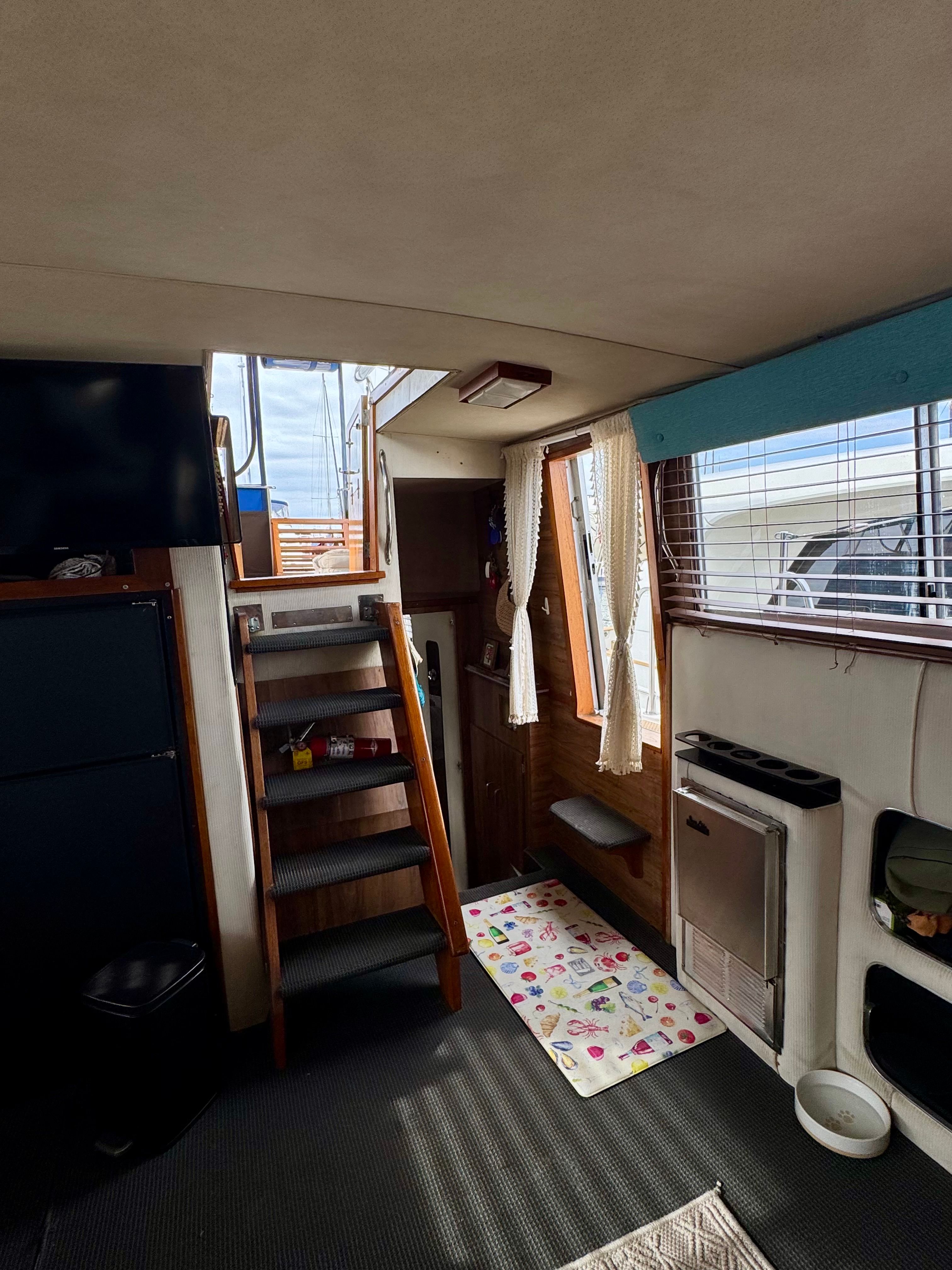 1982 Chris-Craft 381 Catalina - 6