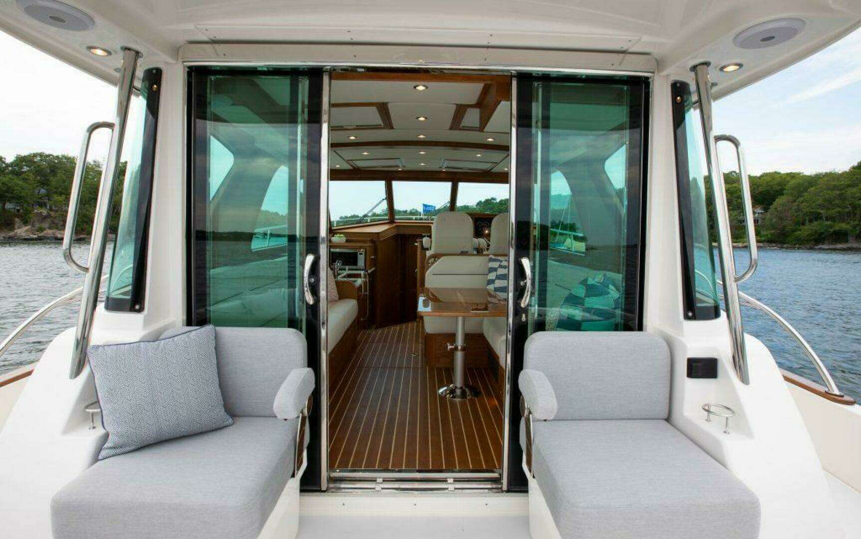 2027 Sabre 43 Salon Express - Image 11