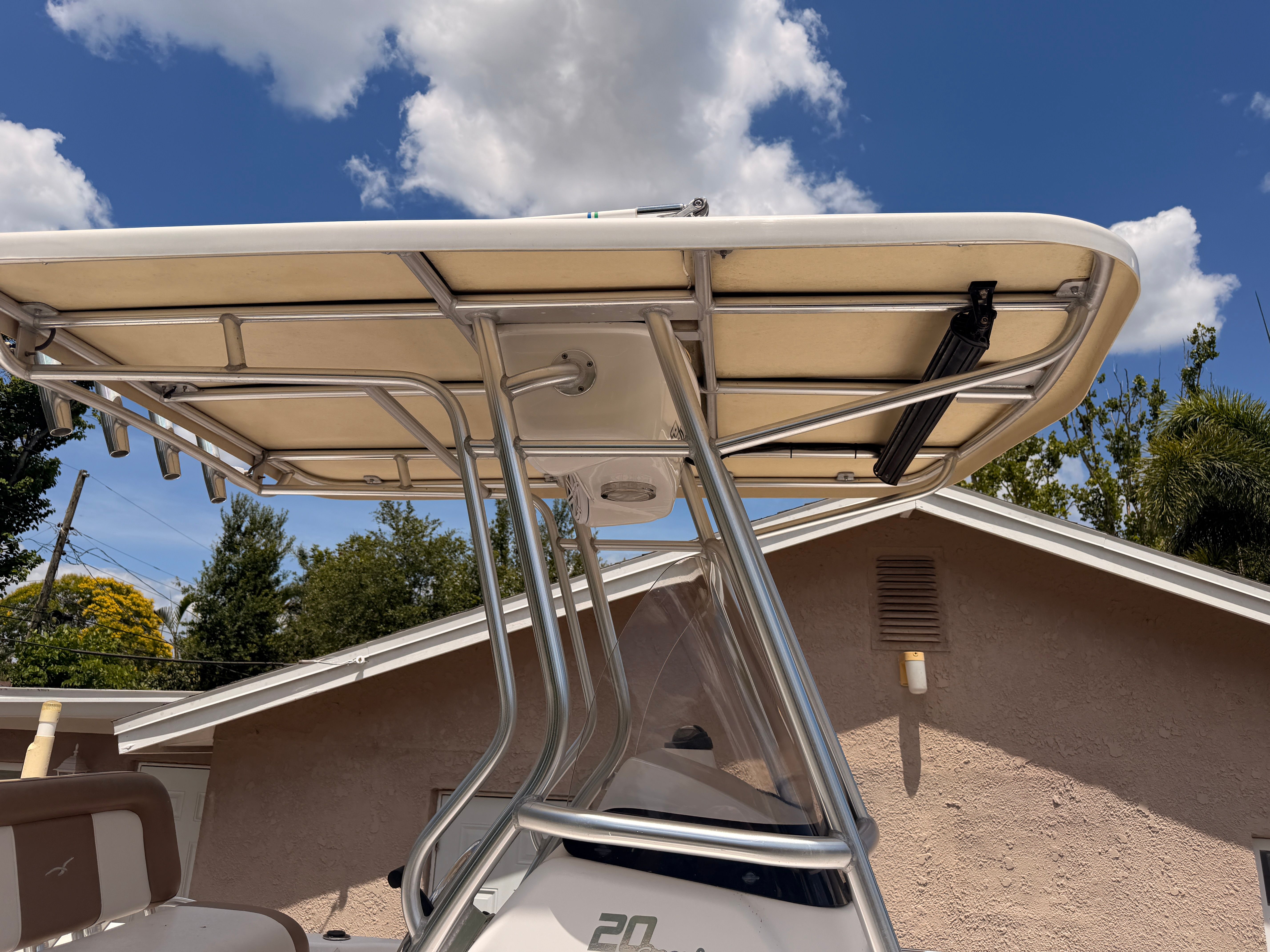 Pro-Line 20 Sport 2017 boat with canopy, blue sky.