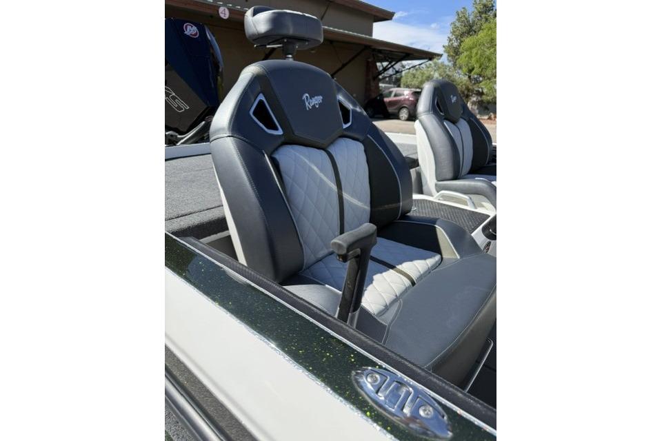 2026 Ranger Z520R Cup-Equipped boat seats with sleek design and premium upholstery.