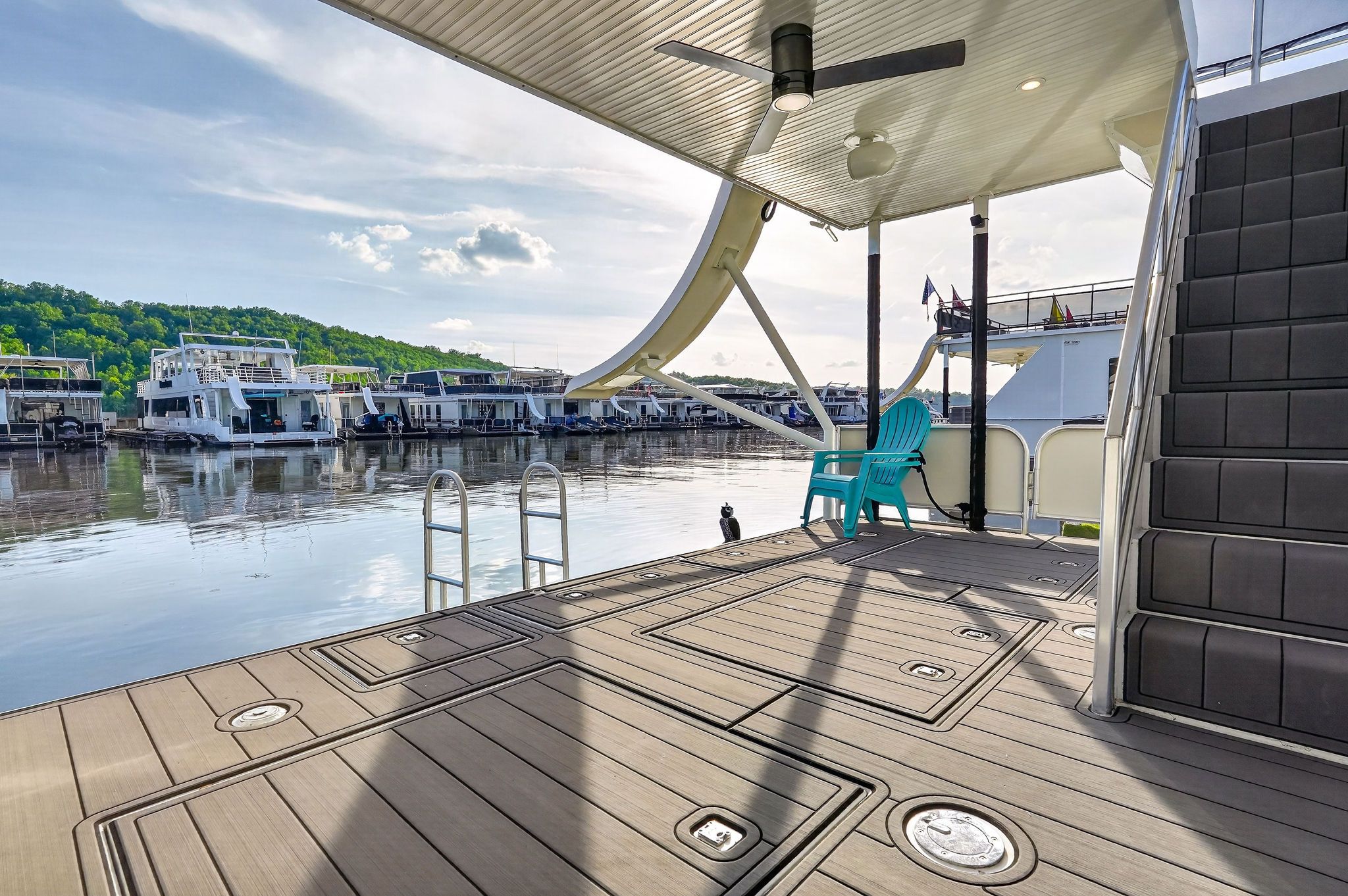 2010 Houseboat throughbred with deck and lake view.