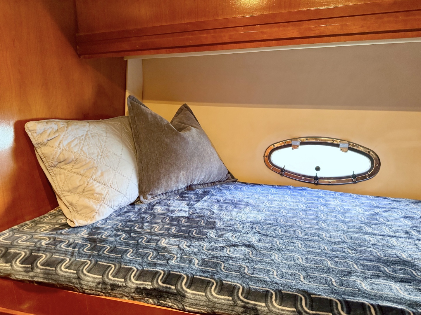 1998 Carver Voyager 530 - Image 17