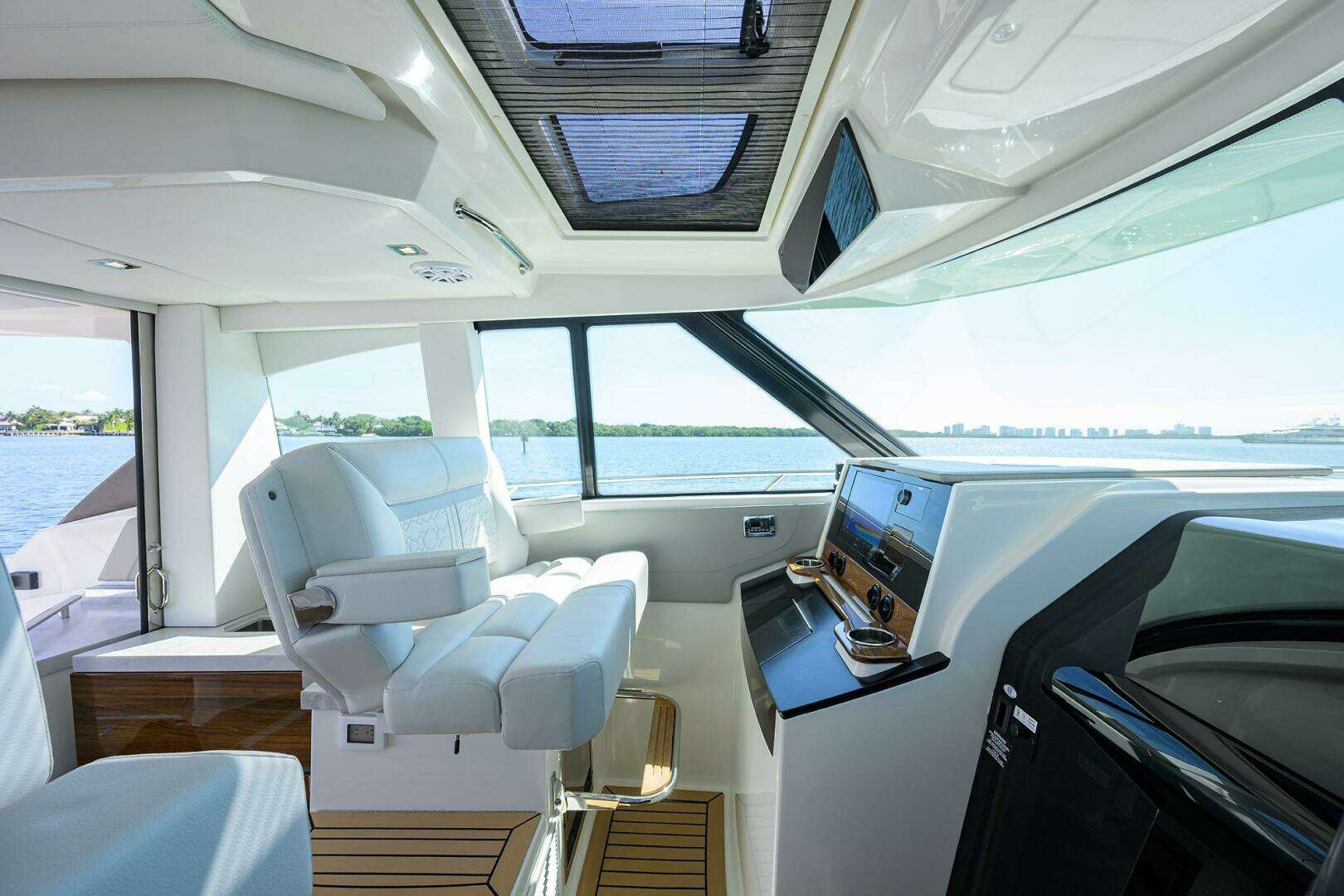 2022 Tiara Yachts 43 LE - Image 14