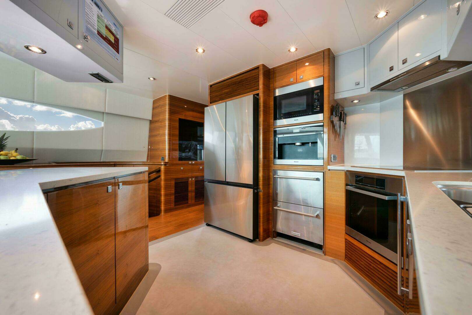 2012 Horizon P110 Tri-Deck - Image 13