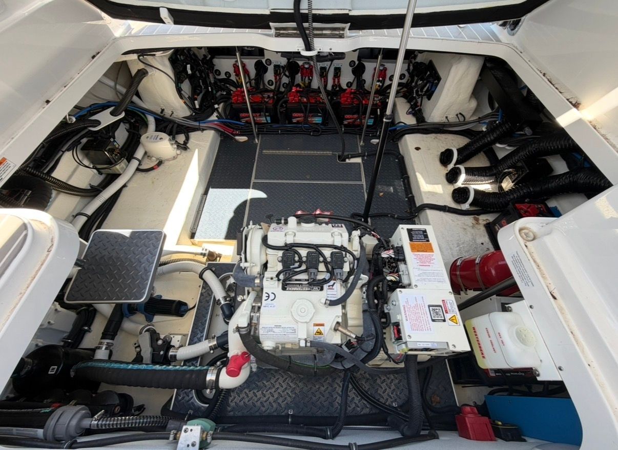 2025 Formula 330 Crossover Bowrider OB - 19