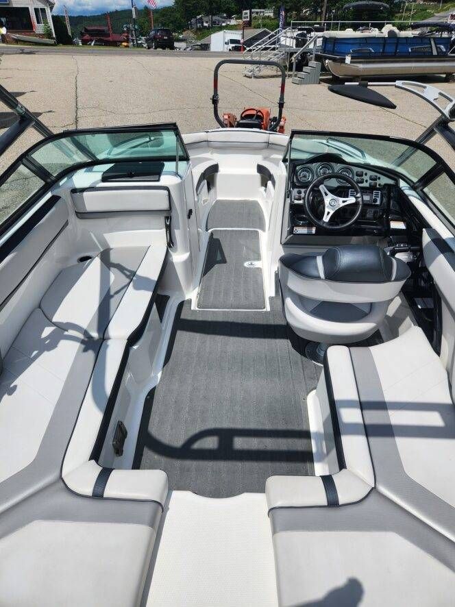 2015 Yamaha Boats 212X - 9