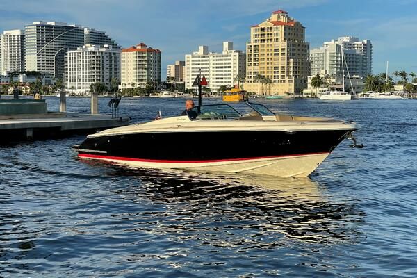 2015 Chris-Craft Launch 32RJ