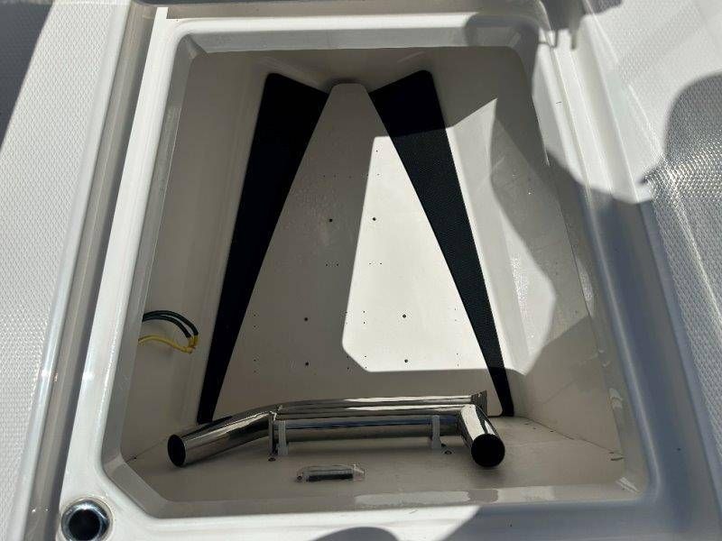 2026 Robalo R300 Center Console - 9
