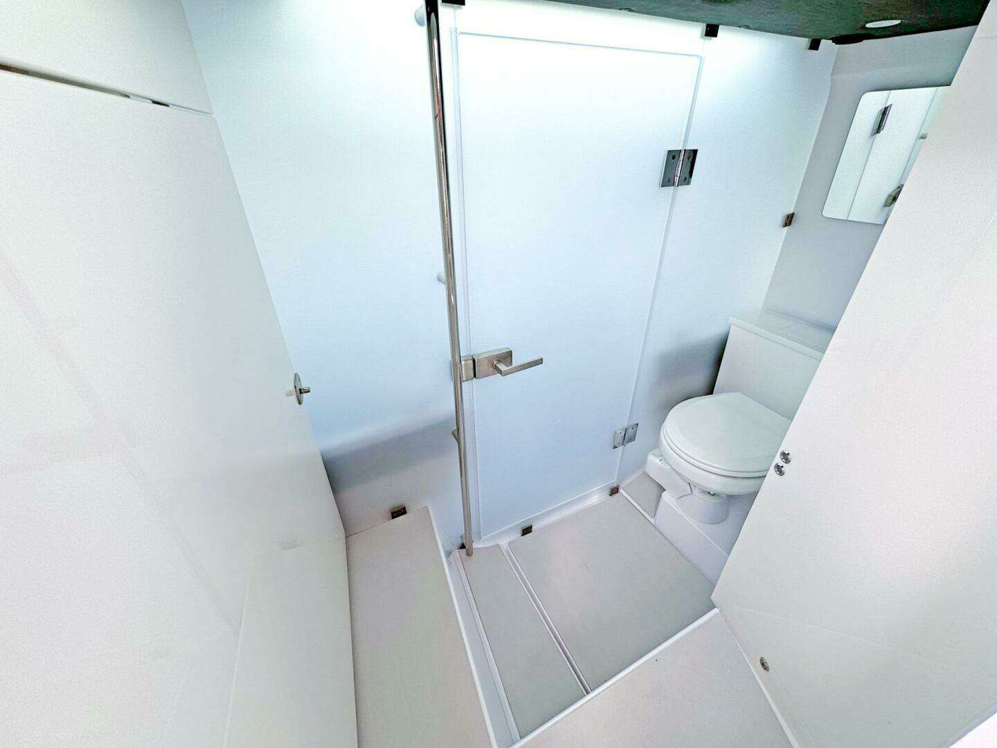 2024 Axopar 37XC CROSS CABIN - Image 10