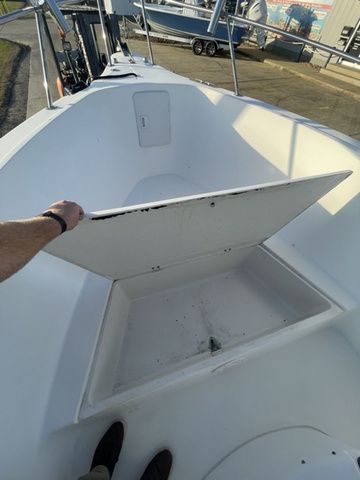 2001 Seaswirl 2301 Center Console - 13