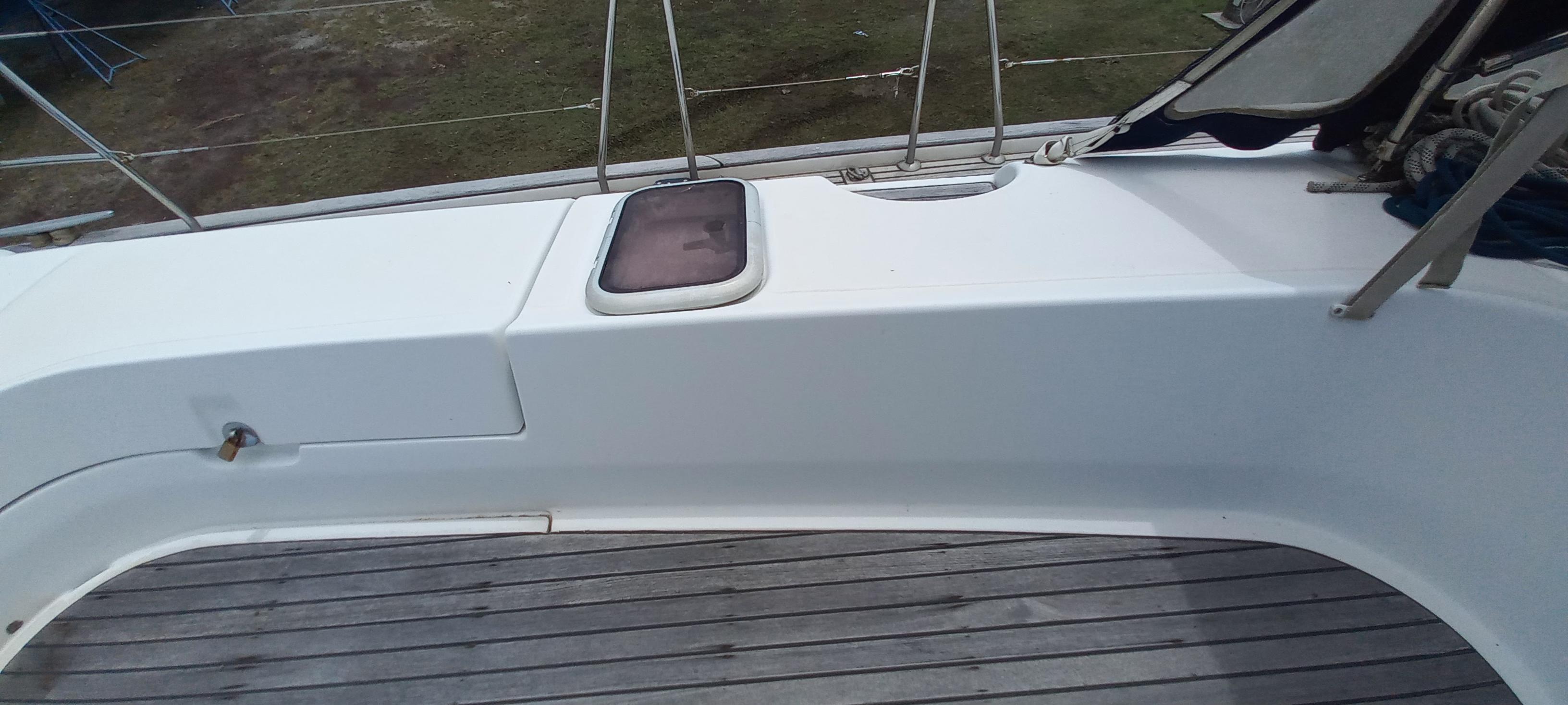 Beneteau Oceanis Clipper 523 yacht deck, 2007 model, featuring sleek white design and wooden flooring.