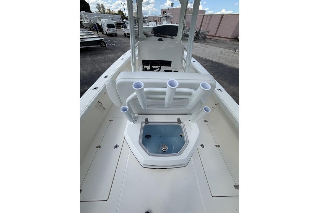 2026 Pathfinder 2800 Hybrid boat interior with rod holders and livewell.