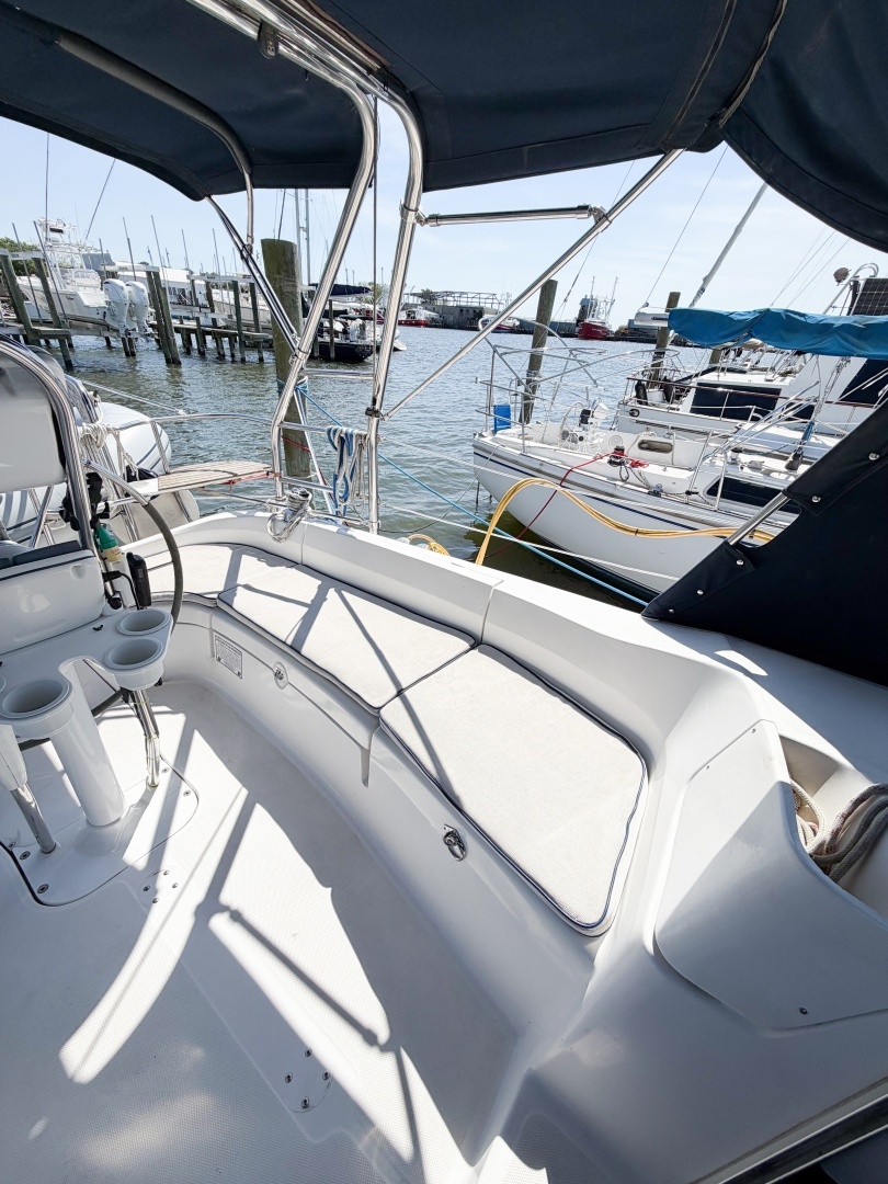 2005 Hunter 36 - Image 20