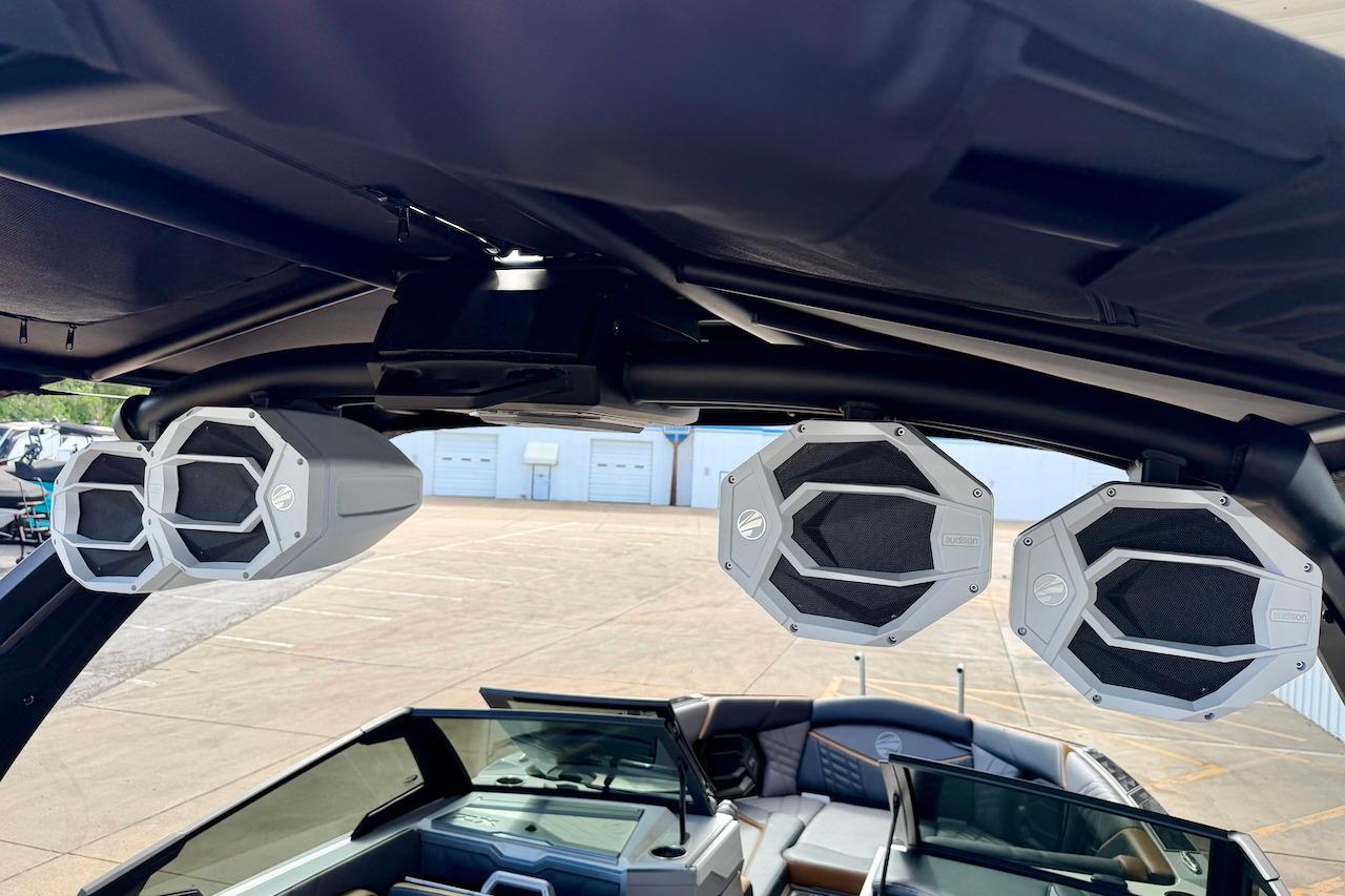 2025 Tigé Ultré 25ZX boat with premium audio speakers on the wakeboard tower.