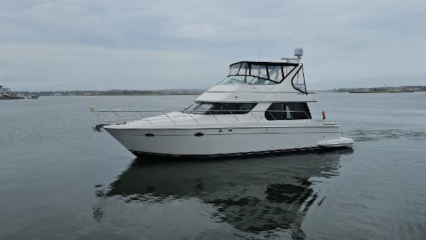 2000 Carver 450 Voyager Pilothouse yacht cruising on calm waters.