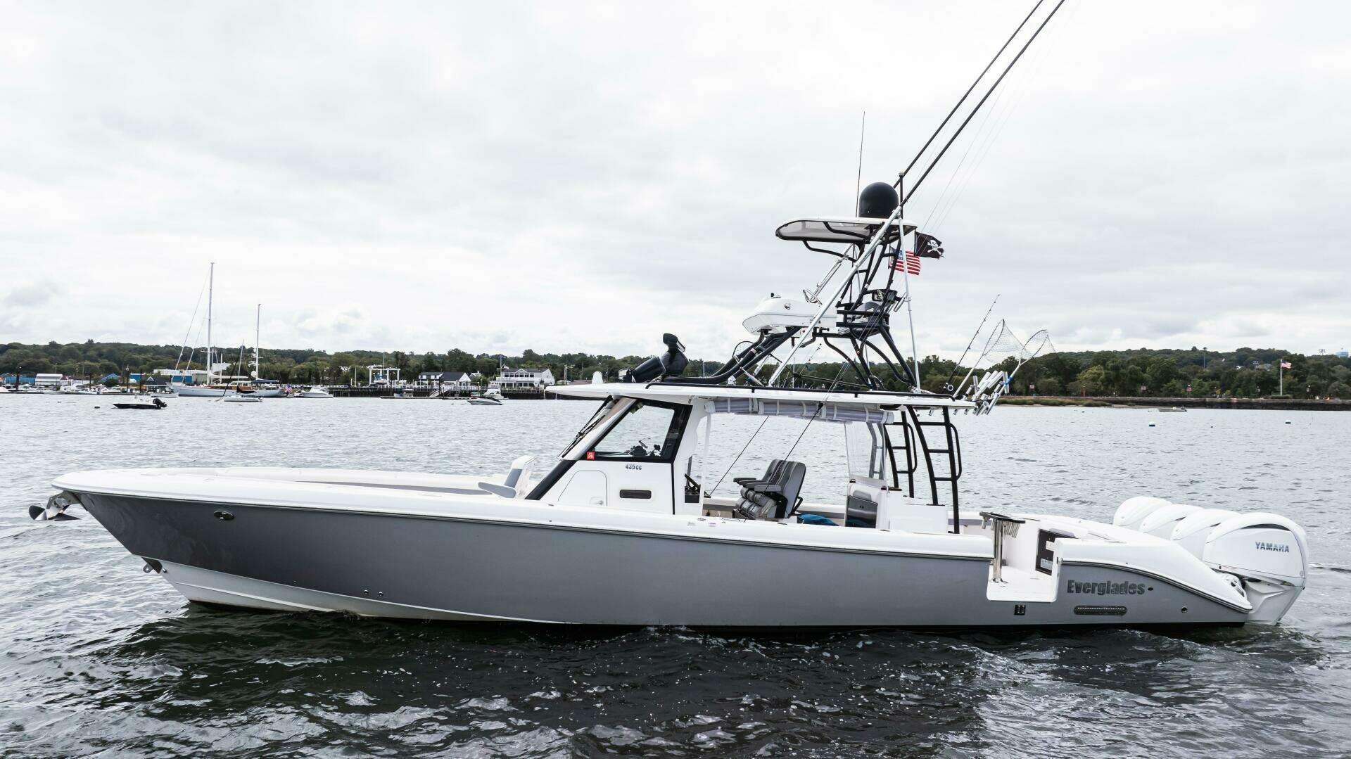 2017 Everglades 435 CC - Image 11