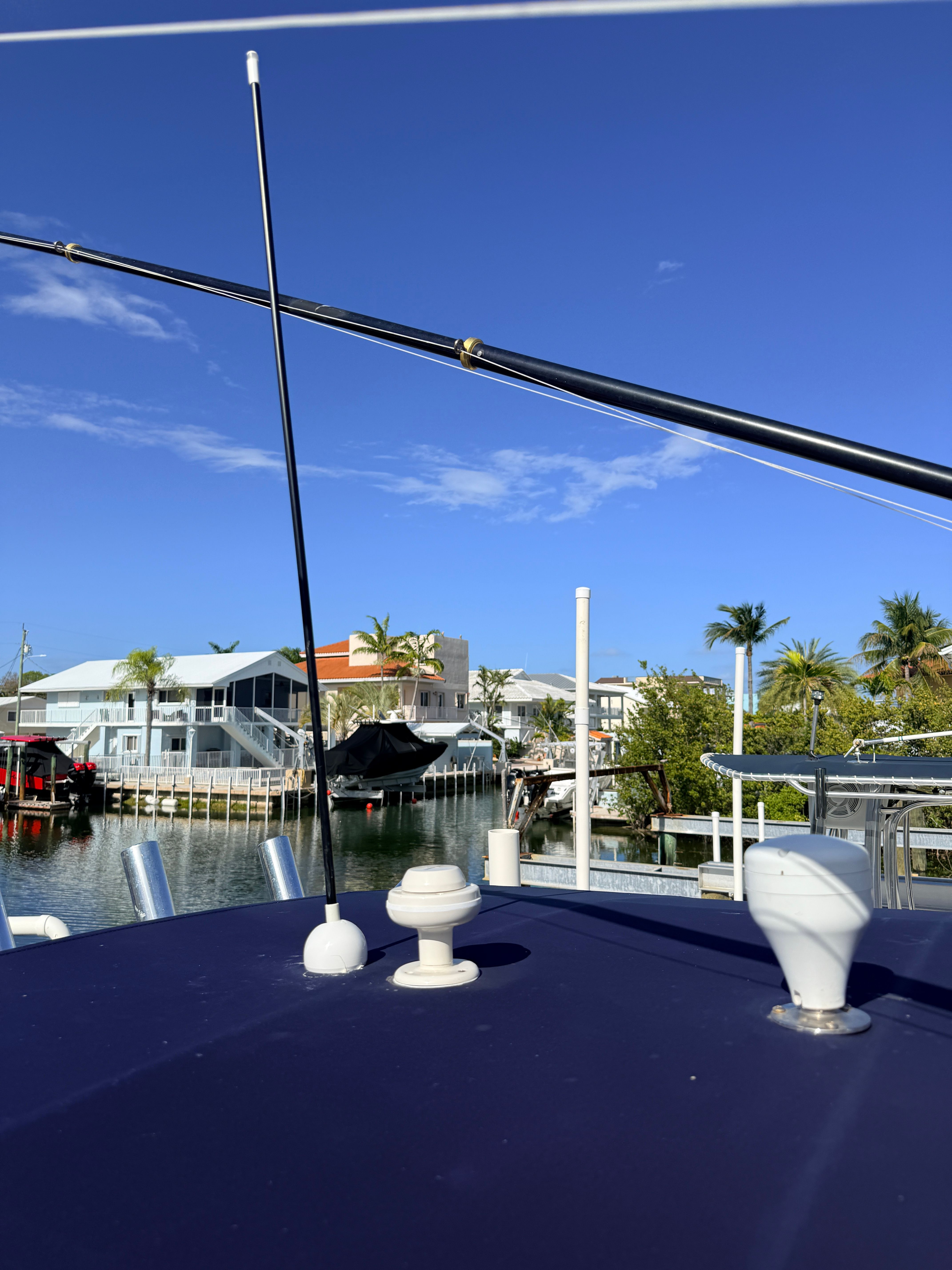 Fountain 32 Center Console 2007 in tropical setting.
