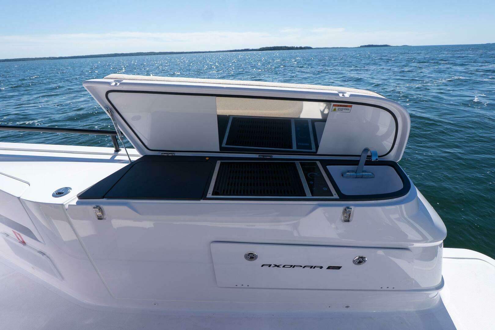2025 Axopar Cross Cabin - Image 25