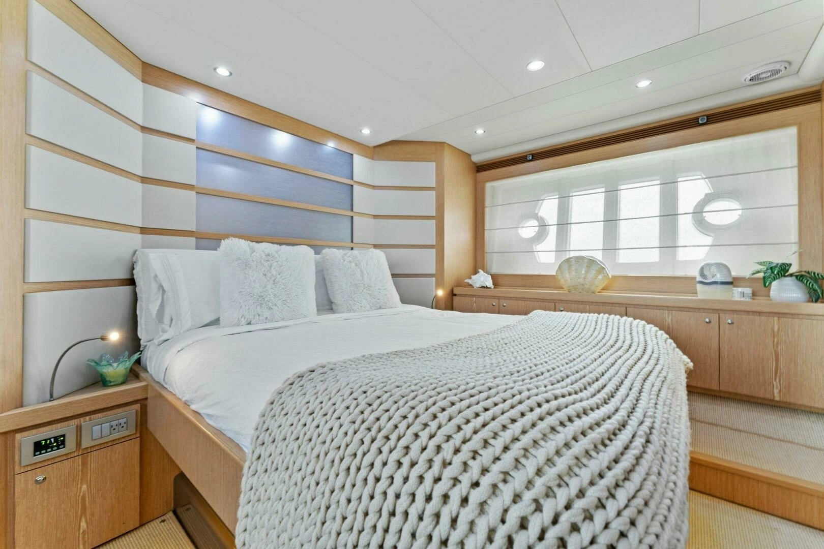 2013 Ferretti Yachts 620 - Image 23