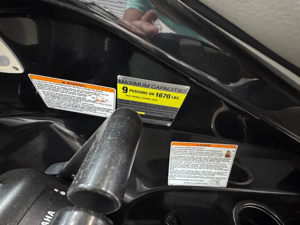 2014 Yamaha Boats 212X capacity label, maximum 9 persons or 1670 lbs.