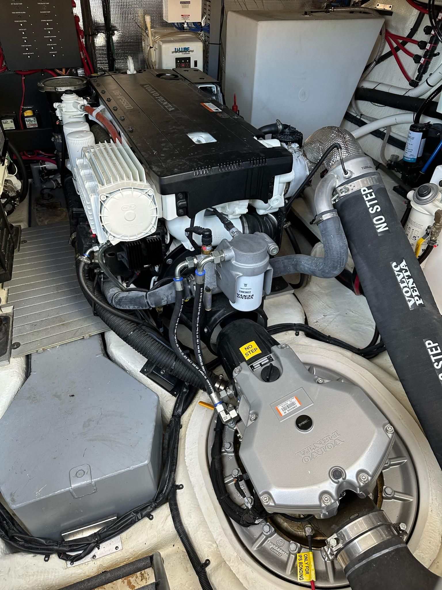 2021 Regal 42 Grande Coupe - 32