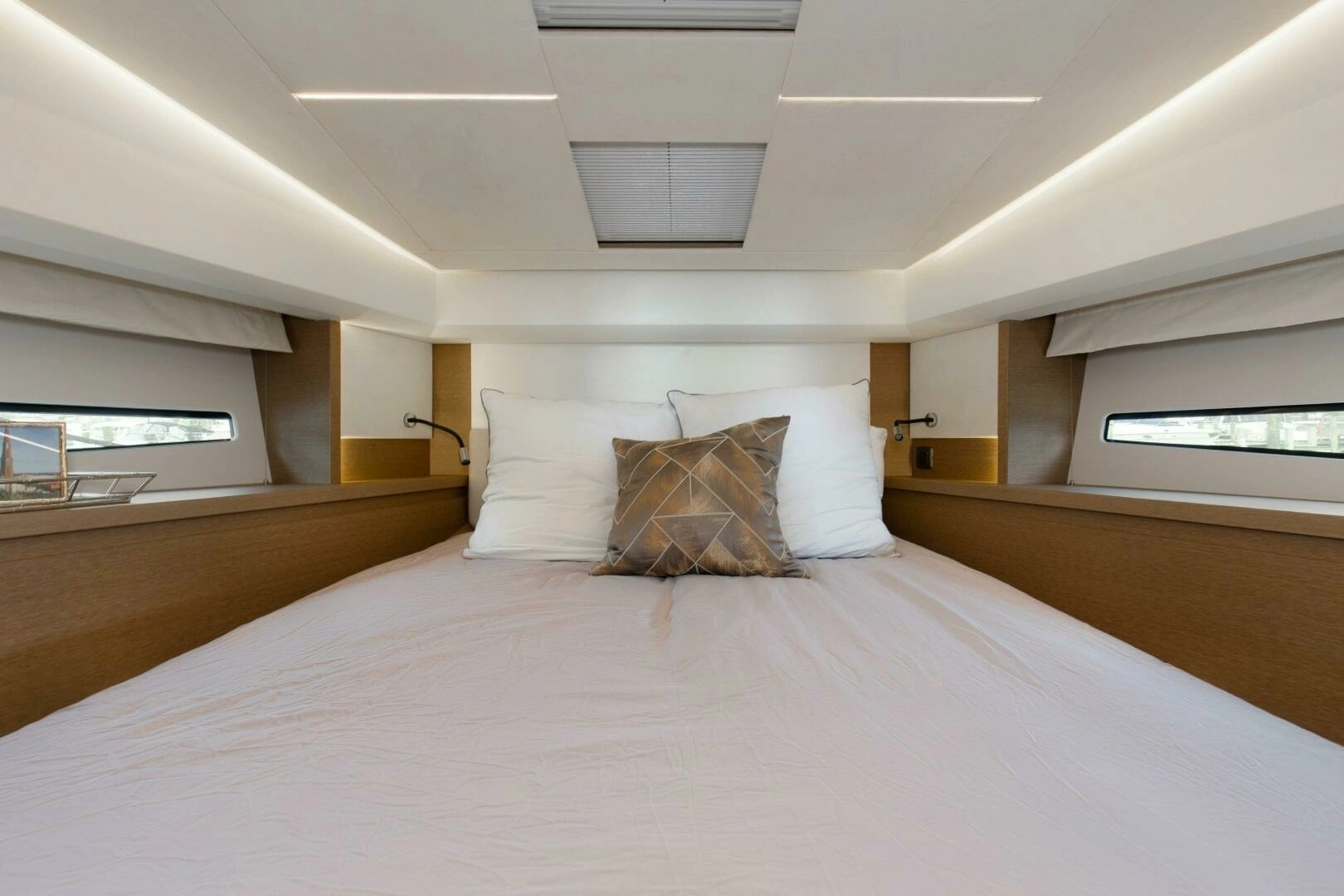 2023 Prestige 460 Flybridge - Image 9