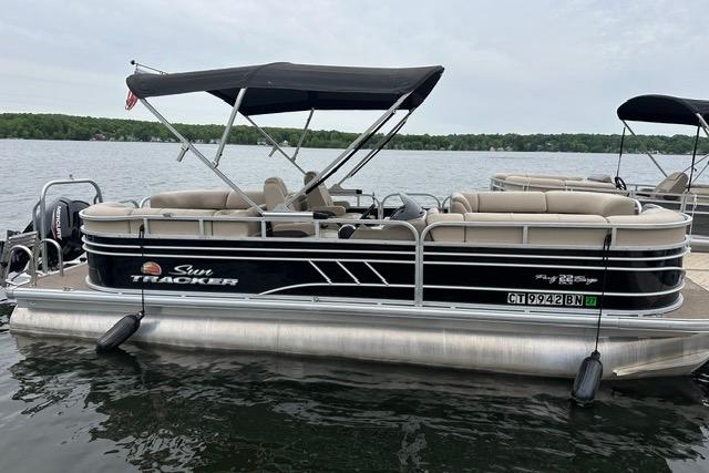 2022 Sun Tracker Party Barge 22 DLX