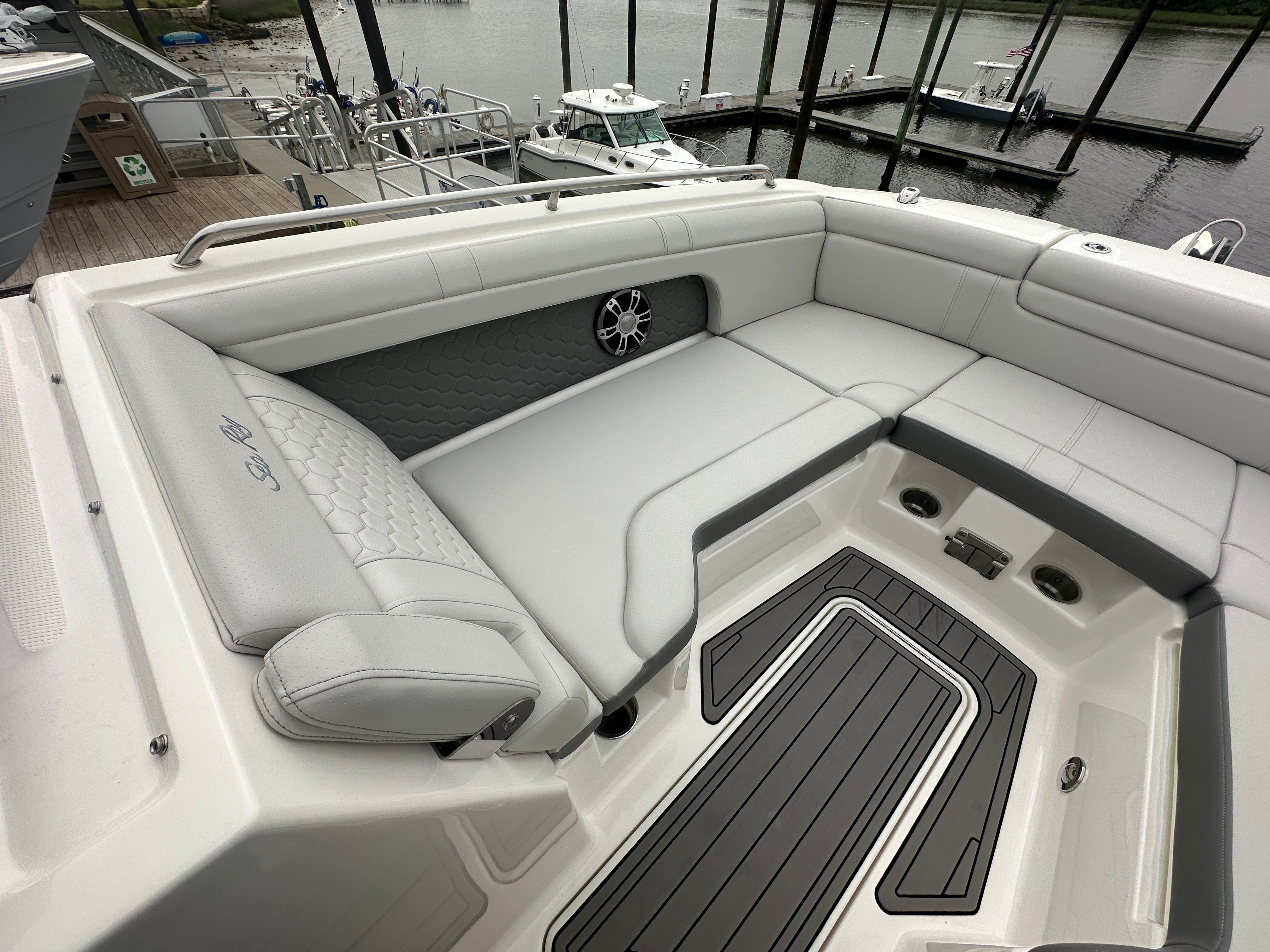 2024 Sea Ray SDX 290 Outboard - 6