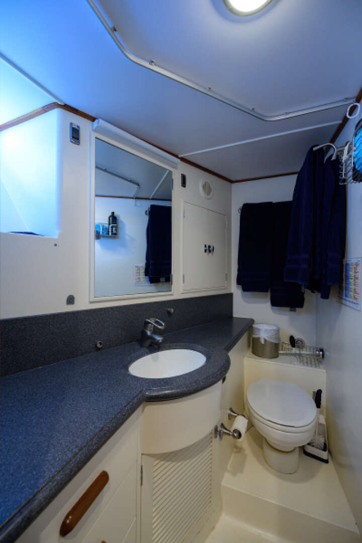 2003 New England Boatworks Enclosed Raised Pilothouse - Image 42