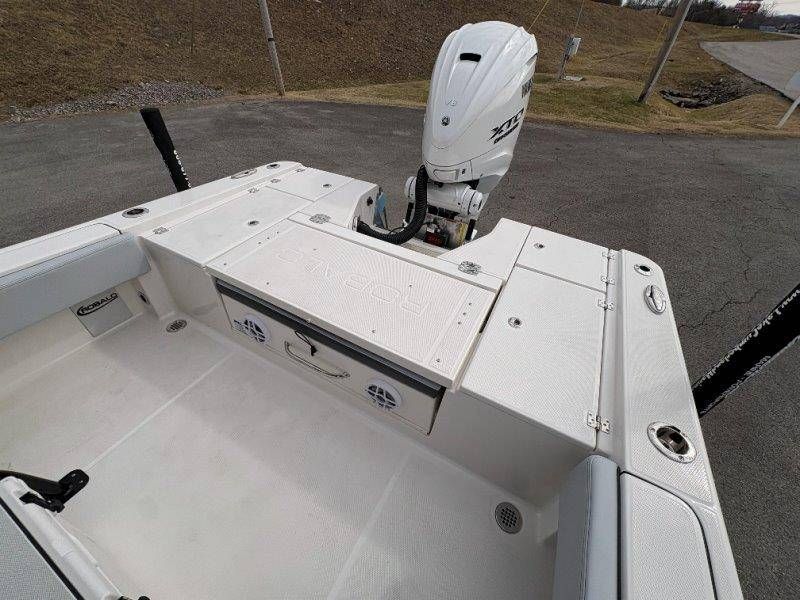 2026 Robalo 266 Cayman - 37