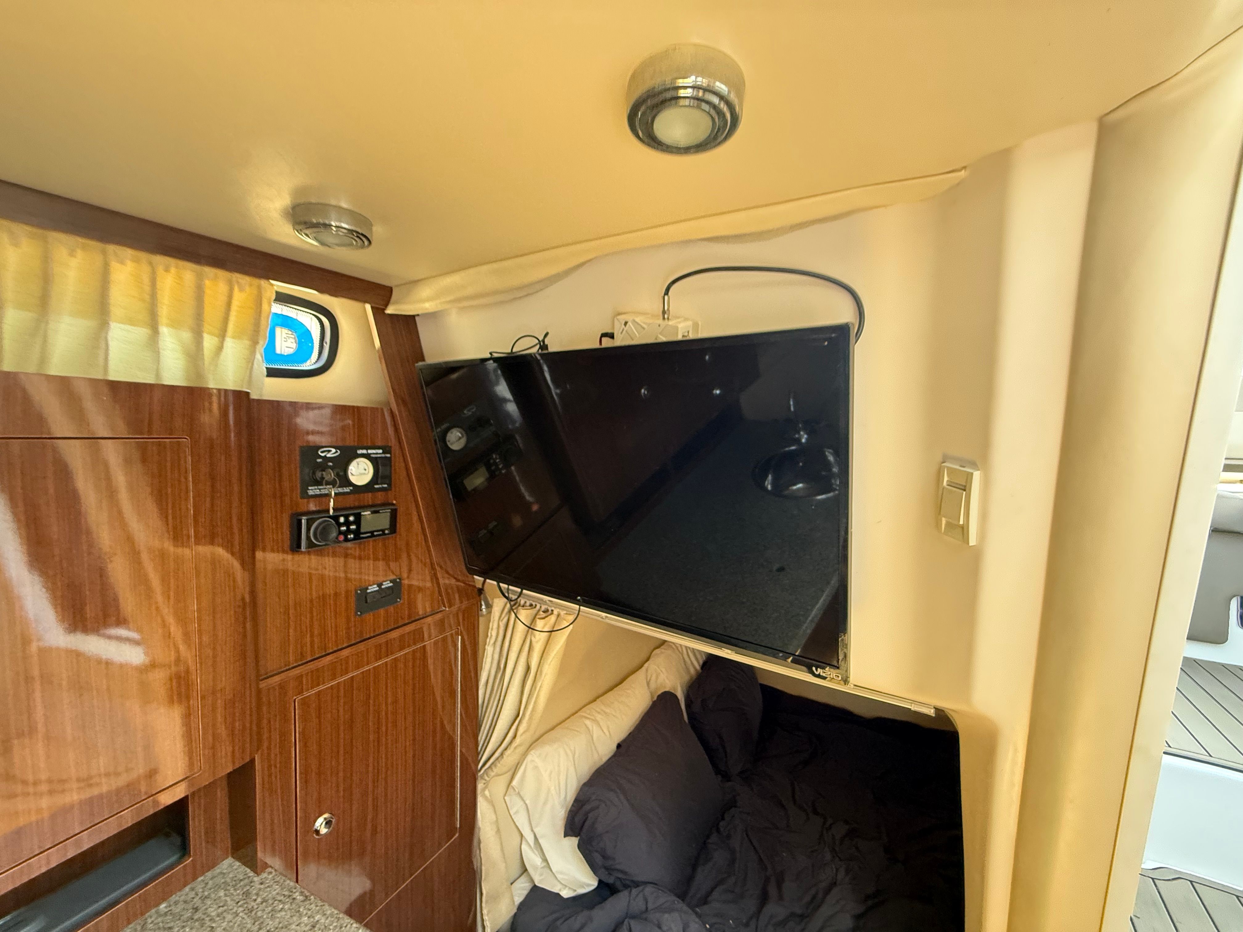 2015 REGAL 30 EXPRESS - Image 34