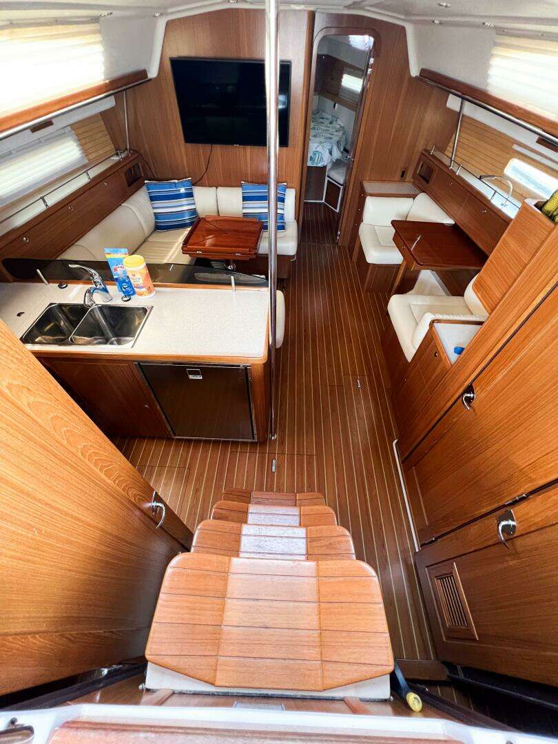 2019 Catalina 425 - Image 12