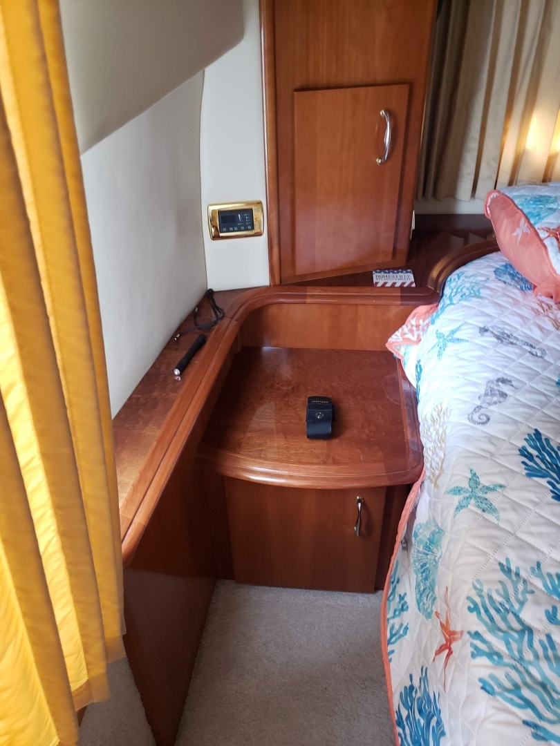 2005 Carver 444 Motor Yacht - Image 10