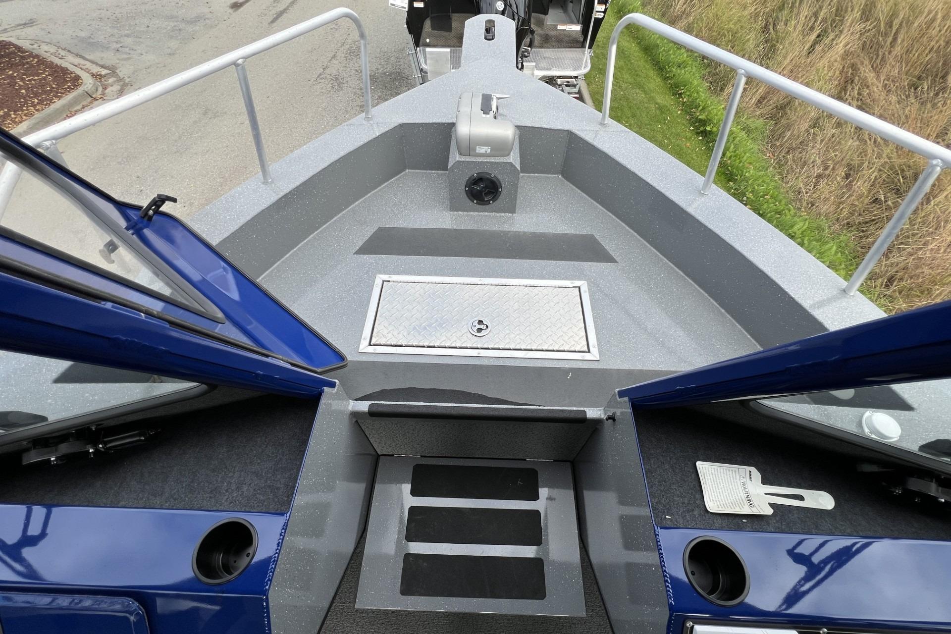 2024 Spartan 26 Maximus Pro XL boat deck with open hatch and railing.