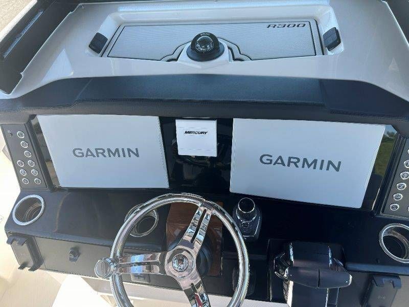 2026 Robalo R300 Center Console - 53
